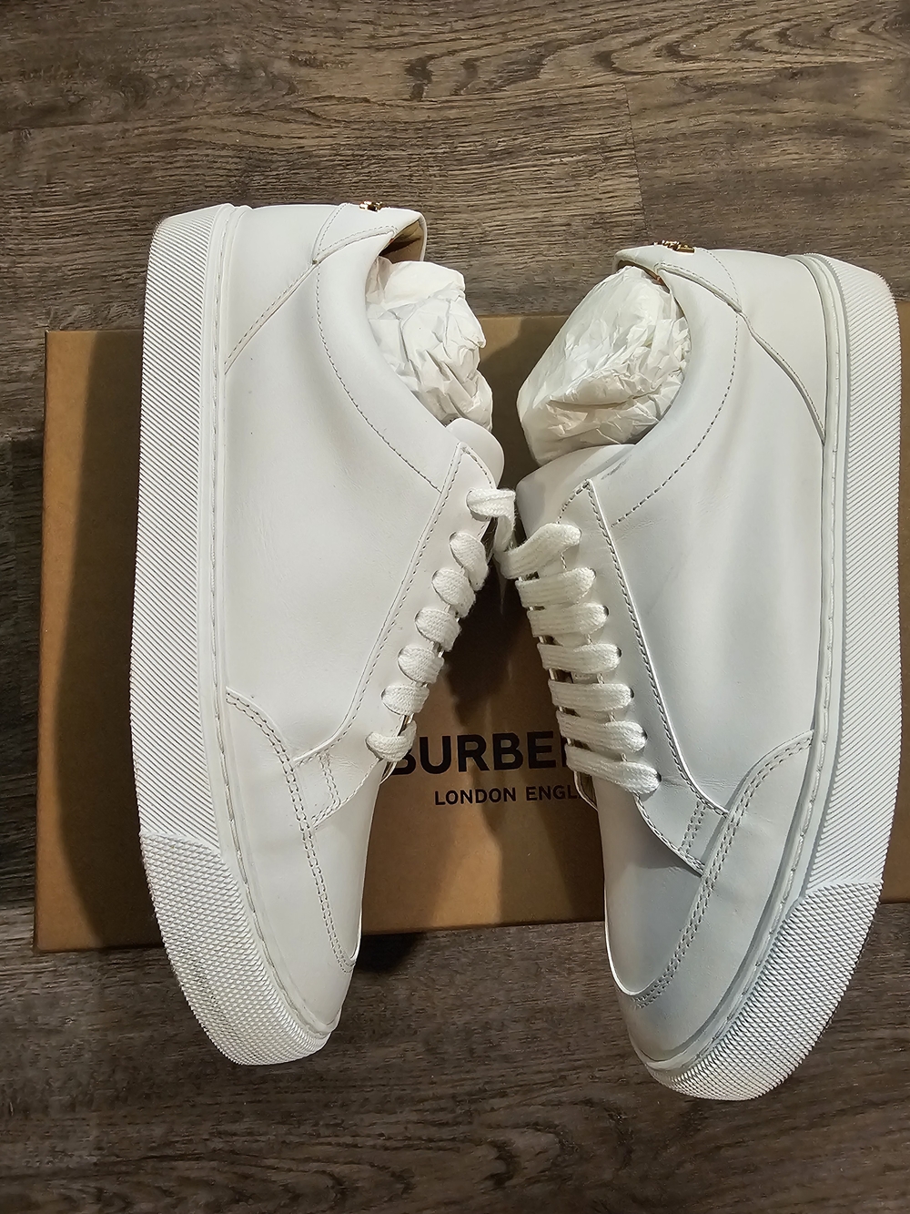 Burberry White Low-Top Leather Sneakers with Gold Logo - Picture 10 of 14